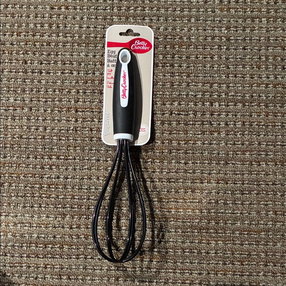 Betty Crocker Black and White Whisk NWT Egg beater baking cooking